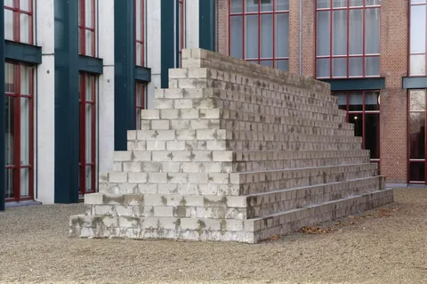 Sol LeWitt, Long Pyramid