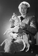 Max Dupain, Photograph of puppeteer Ann Hogarth with Muffin the Mule, ca. 1952
