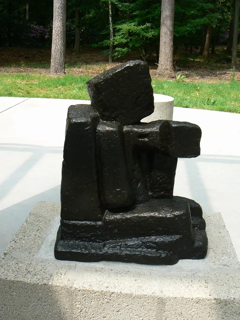 Fritz Wotruba, Hockende Frau