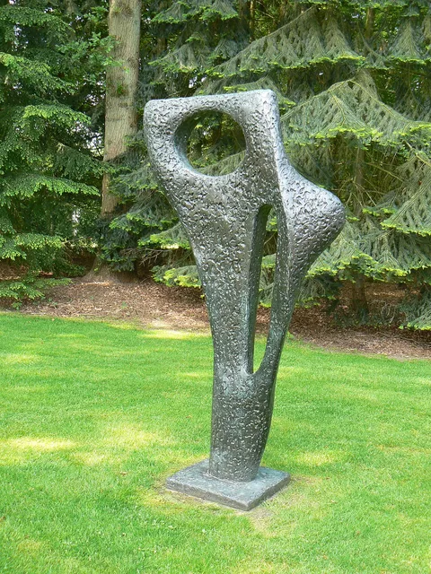 Barbara Hepworth, Figure (Archaean)