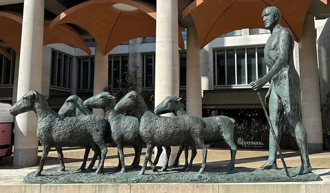 Elisabeth Frink, Paternoster