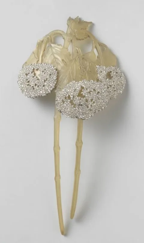René Lalique, Haarkam in de vorm van twee takken Viburnum
