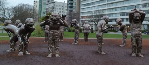 Yue Minjun, A-maze-ing Laughter