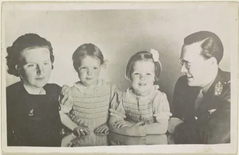 Yousuf Karsh, Portret van Juliana, koningin der Nederlanden, Bernhard van Lippe-Biesterfeld, Beatrix, koningin der Nederlanden, en Irene, prinses der Nederlanden