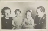 Yousuf Karsh, Portret van Juliana, koningin der Nederlanden, Bernhard van Lippe-Biesterfeld, Beatrix, koningin der Nederlanden, en Irene, prinses der Nederlanden