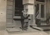 Lewis Hine, Wagon boy or "tail boy" helping to load the wagon