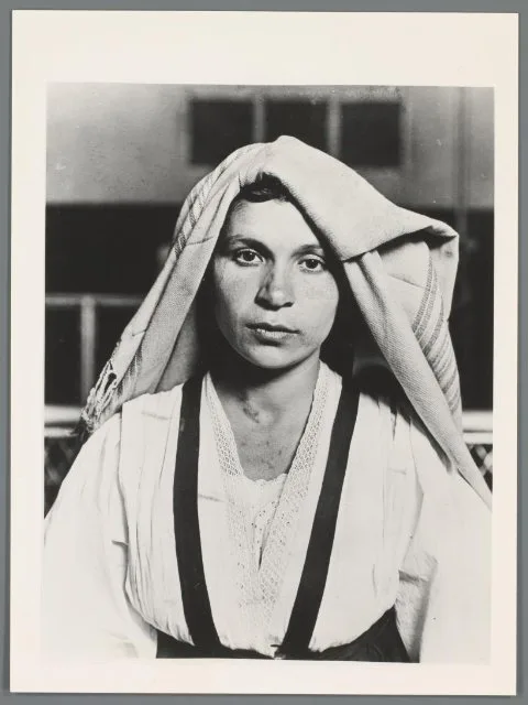 Lewis Hine, Portret van een onbekende Albanese vrouw uit Italië op Ellis Island