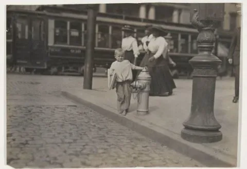 Lewis Hine, Newspaper Vendor