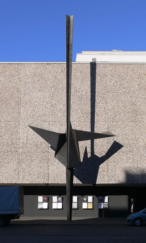 Hans Uhlmann, sculpture in front of the Deutsche Oper