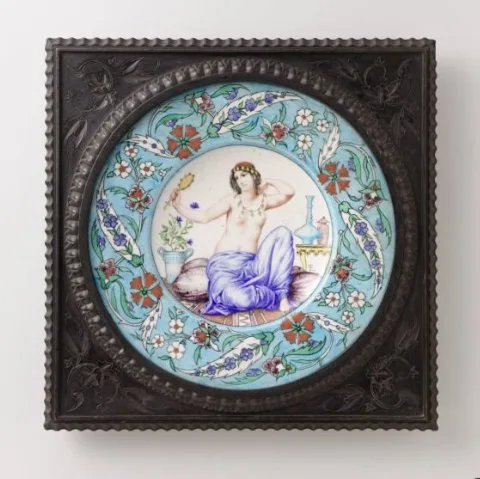 Théodore Deck, Wandbord met in kussens gezeten odalisque