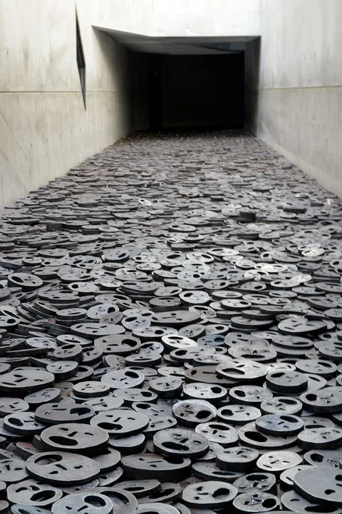 Menashe Kadishman, Shalechet