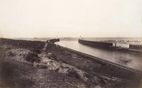 Édouard Baldus, [Entrance to the Port of Boulogne]