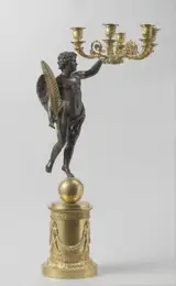 Pierre Philippe Thomire, Kandelaar van gedeeltelijk verguld brons, versierd met o.a. palmetten, gestileerde bloemranken, dansende putti met guirlande en een figuur in zweefstand met veer in de hand.
