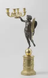 Pierre Philippe Thomire, Kandelaar van gedeeltelijk verguld brons, versierd met o.a. palmetten, gestileerde bloemranken, dansende putti met guirlande en een figuur in zweefstand met veer in de hand.
