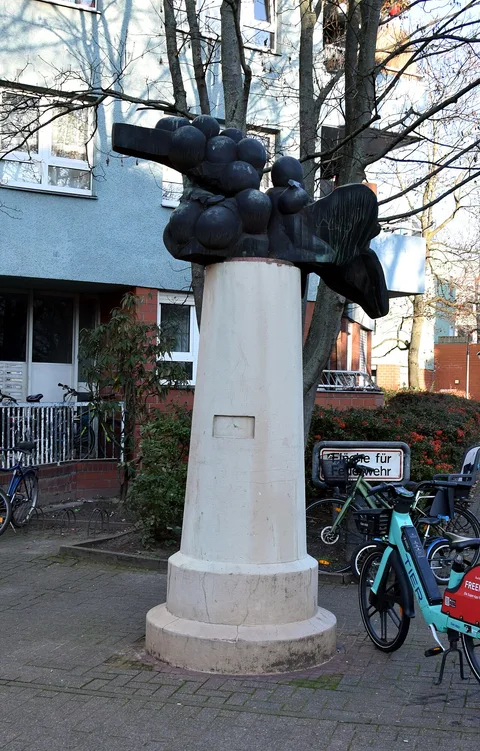 Michael Schoenholtz, Six sculptures in the Heinrich-Zille-Siedlung
