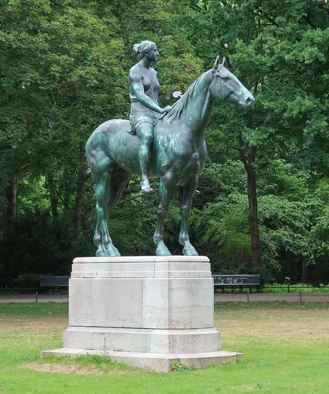 Louis Tuaillon, Amazone zu Pferde (Großer Tiergarten)