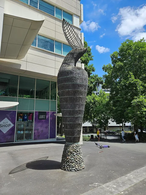 Brett Graham, Manu Tāwhiowhio: Bird Satellite
