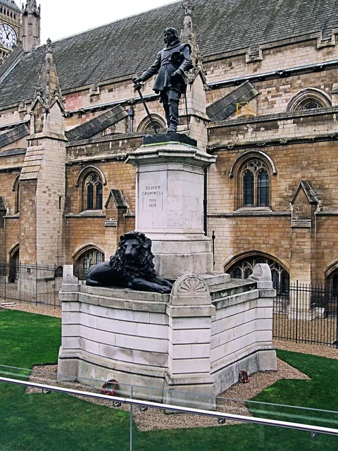 Hamo Thornycroft, Statue of Oliver Cromwell