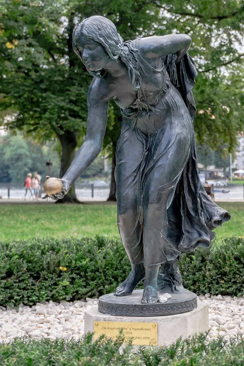 Walter Schott, Kugelspielerin