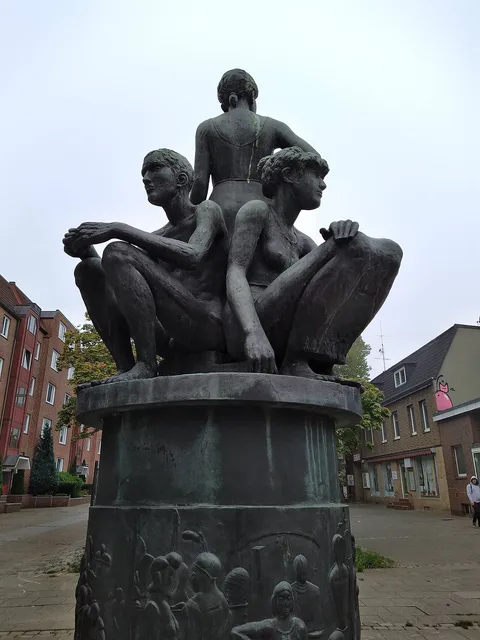 Edgar Augustin, Säule mit Figurengruppe