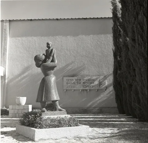 Chana Orloff, Mother and Child