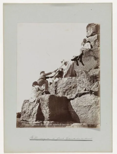 Félix Bonfils, Ascension de la grande pyramide par un touriste