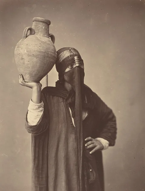 Félix Bonfils, Porteuse d'eau au Caire [Water Carrier in Cairo]