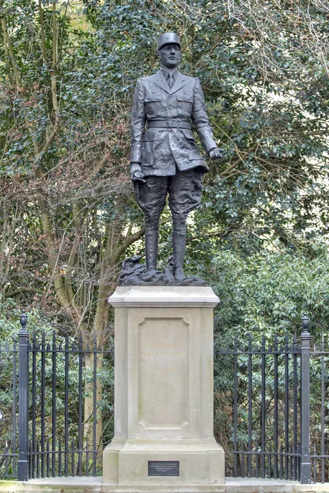 Angela Conner, Statue of Charles de Gaulle