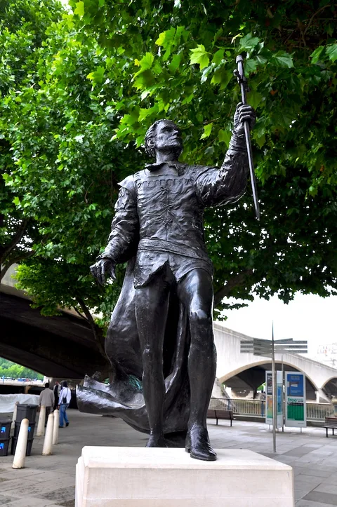 Angela Conner, Statue of Laurence Olivier, London