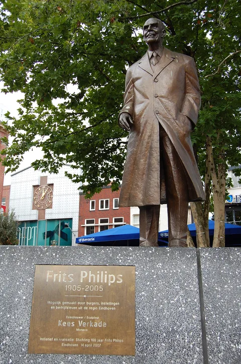 Kees Verkade, statue Frits Philips