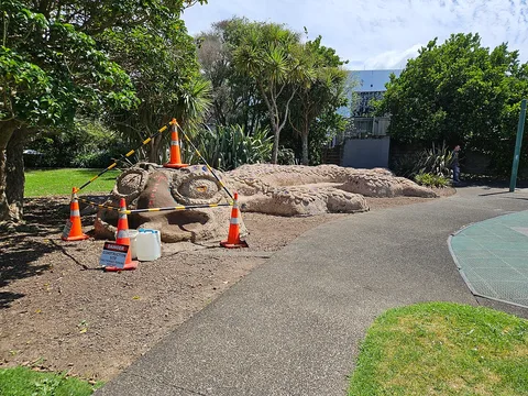 Debra Bustin, Taniwha of a Thousand Hands