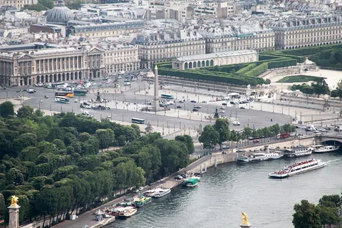 Frederick John Kiesler, place de la Concorde