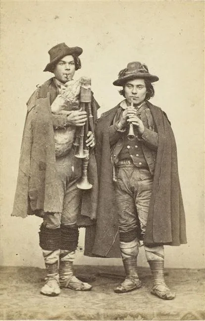 Carlo Baldassarre Simelli, Two pifferari, in the photographer's studio