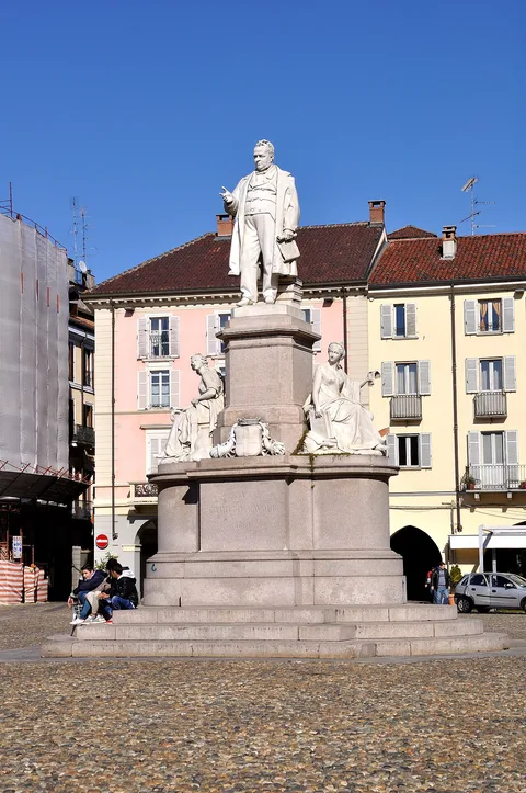 Ercole Villa, Monument to Cavour