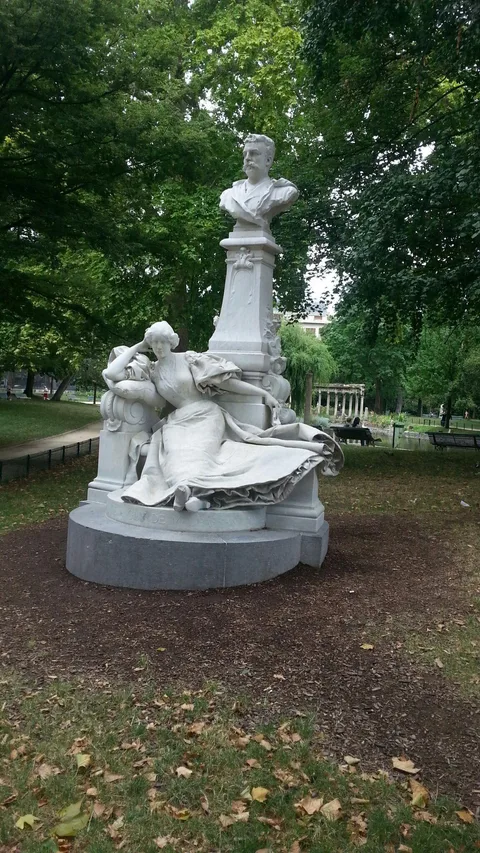 Raoul Verlet, Monument to Guy de Maupassant