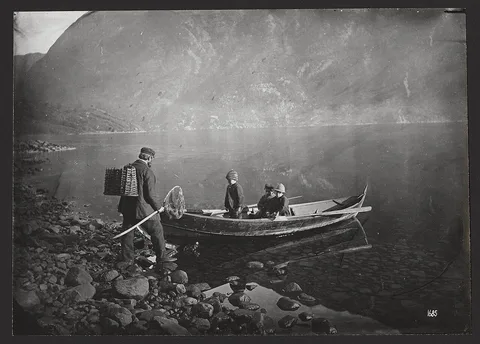 Knud Knudsen, Strandparti med Baad og Figurer