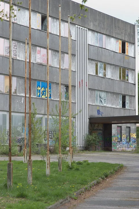 Fritz Kühn, decorative veneer panels on the façade of the apartment building at Schloss Schönhausen