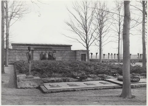 Emil Krieger, War Memorial Trauernde Soldaten (Langemark)