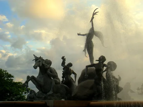 Luis Sanguino, Raíces Fountain