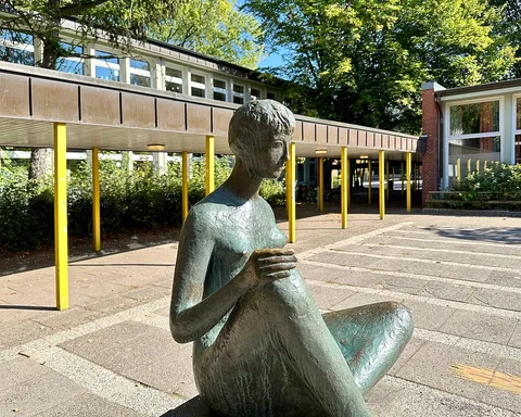 Mary Duras, Seated girl