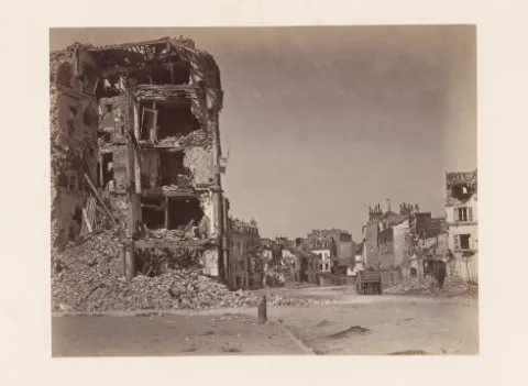 Charles Soulier, Gezicht in de Avenue du Roule, Neuilly, Parijs, met aan weerszijden ruïnes van gebouwen