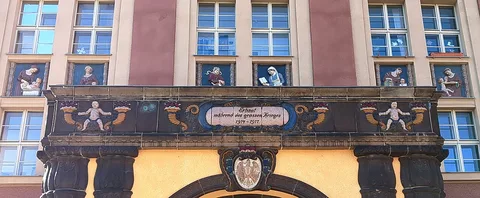 Georg Roch, reliefs on the administration building