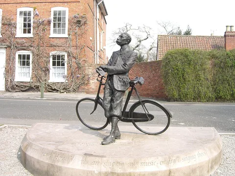 Jemma Pearson, Edward Elgar statue