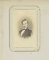 Walter B. Woodbury, Portret van een jongeman met een jas en een strikje