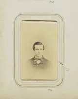 Walter B. Woodbury, Portret van een man met een jas en een strikje